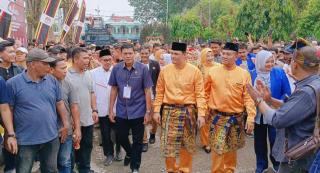 Ribuan Simpatisan Padati Kantor KPU Kuansing, Kawal Pendaftaran Pasangan Adam - Sutoyo